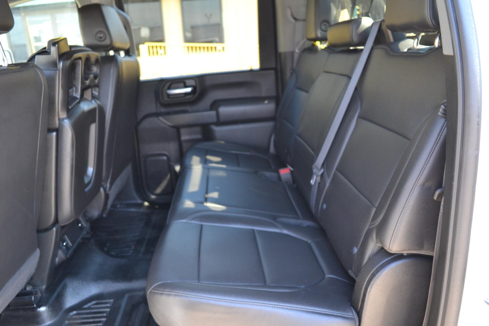2020 WHITE /BLACK CHEVROLET 2500HD with an V8 6.6L GASOLINE engine, 6SPD AUTOMATIC transmission, located at 9172 North Fwy, Houston, TX, 77037, (713) 910-6868, 29.887470, -95.411903 - 8.5FT FLATBED, GOOSENECK HITCH, 4X4, 10,850LB GVWR , CREW CAB, WB: 158", REVERSE CAMERA, POWER WINDOWS, LOCKS & MIRRORS, TOOLBOX - Photo#11